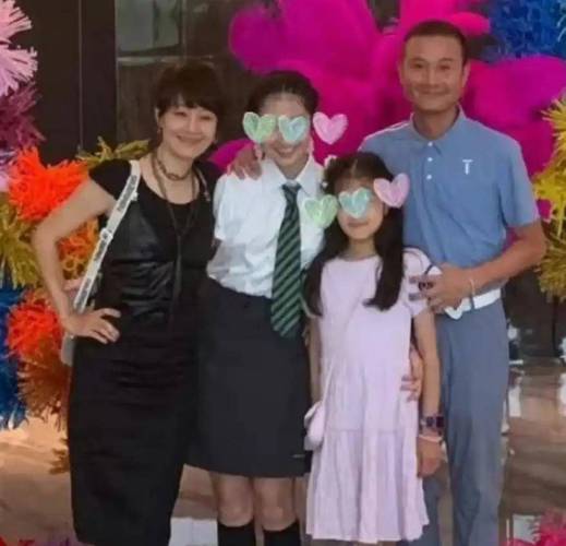 文章大女儿做凉面,画长睫毛戴4个项链好精致,骄傲称半个陕西人