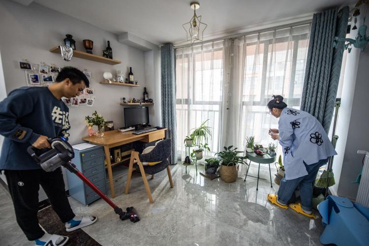 夫妻之间,疫情在家干点什么好,你觉得呢。