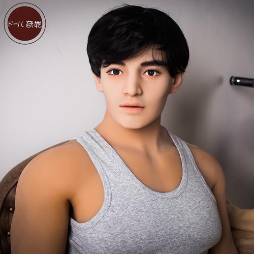 30岁精英男士用玩具娃娃代替女友,每晚靓女环绕真帝王享受