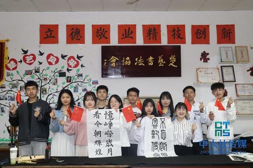 大学生爱党爱国“秀”出圈“挑3”还可这么玩