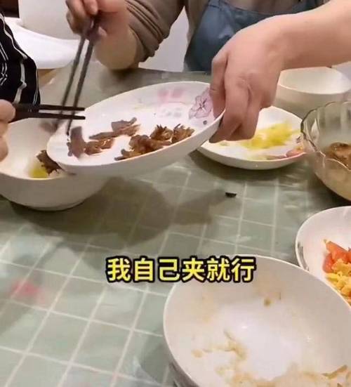 饭桌上,婆婆把肉都夹到老公碗里,儿媳当场跟老公换碗