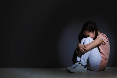 心理热线|困在家庭牢笼的女孩我真的不想活了