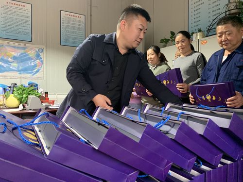公司给员工买中秋国庆礼品,就门卫大爷没有,他是退休返聘人员