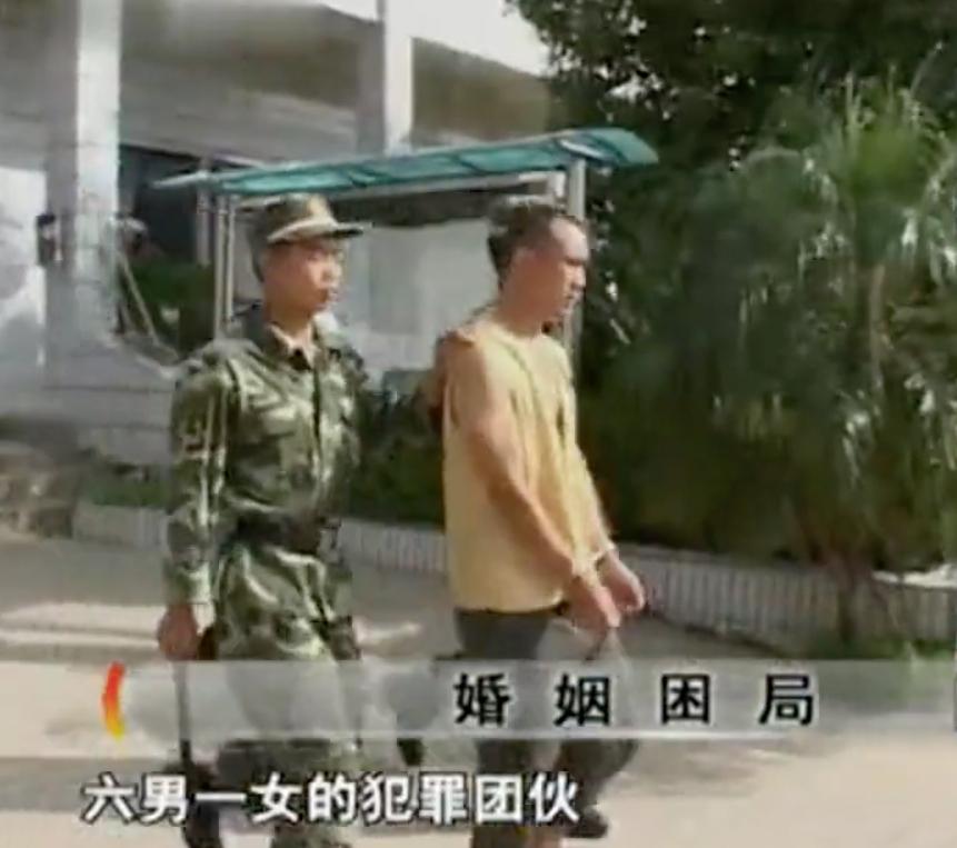 妻子离婚不成杀丈夫，2009年妻子还好我有情夫，让6个男人杀他