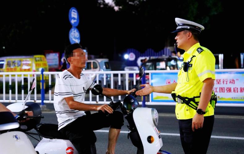 交警重拳打击车辆超员违法行为,乘车“挤一挤”有哪些危害。|夏季行动