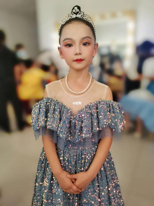“小学生美妆博主”,都在做什么。