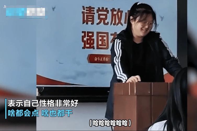 “我家是收废品的”,女大学生自我介绍获称赞,自信的女孩真美