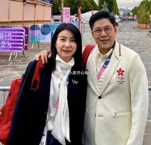 郭晶晶回国啦陪妈妈和孩子在云南度假,素颜牵着孩子逛超市