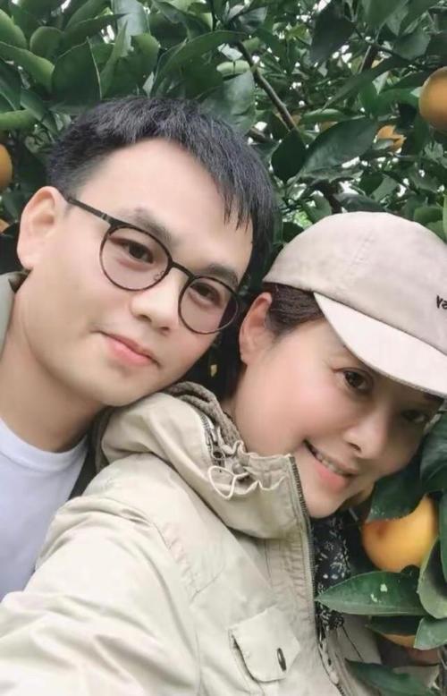 袁立一家三口逛街,亲手抱着儿子满脸都是宠爱