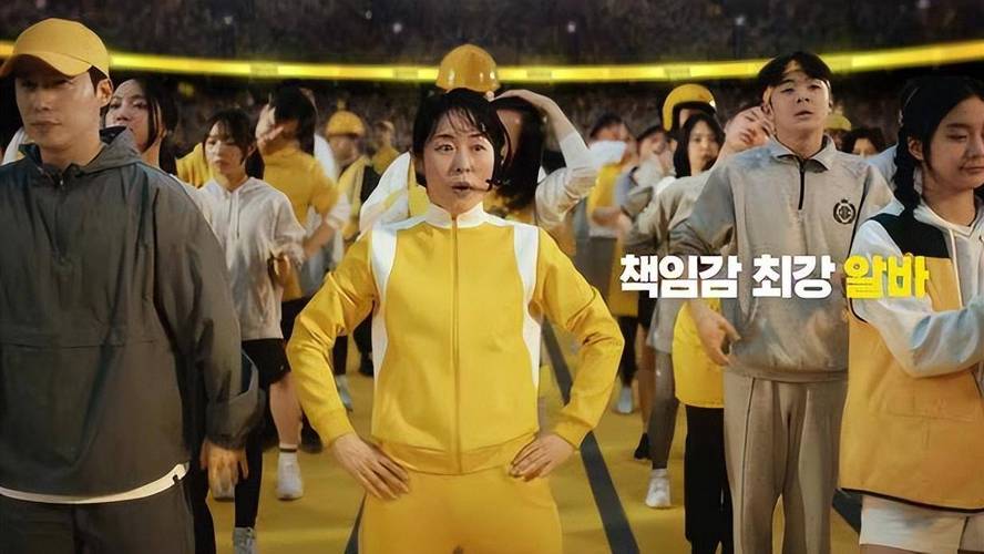 生育率连续暴跌十年,韩国中年人成了职场“抢手货”。