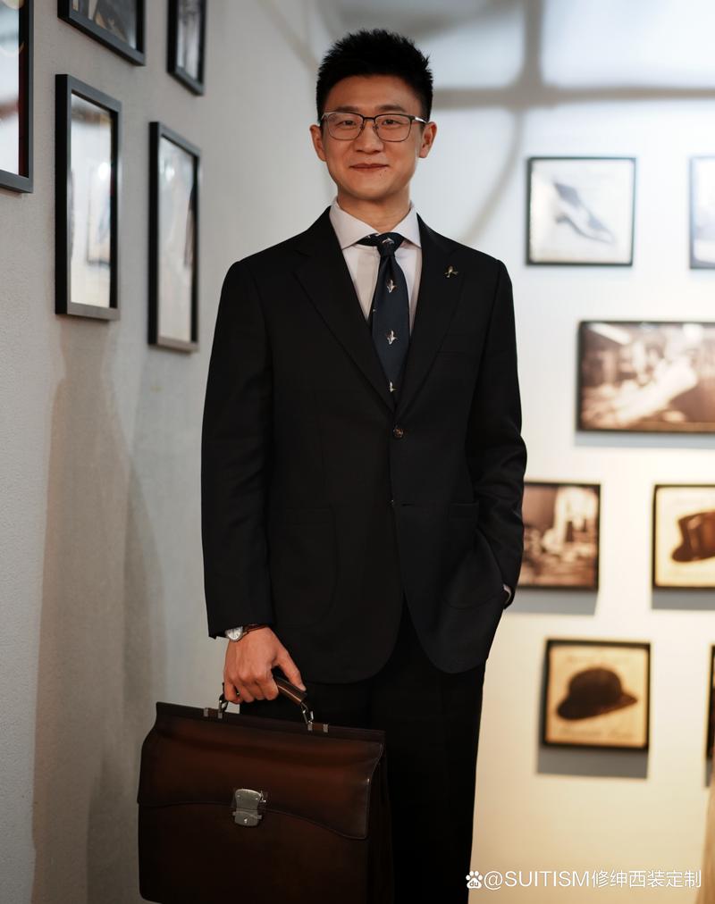 成都西装定制之职场男士怎么穿西装。
