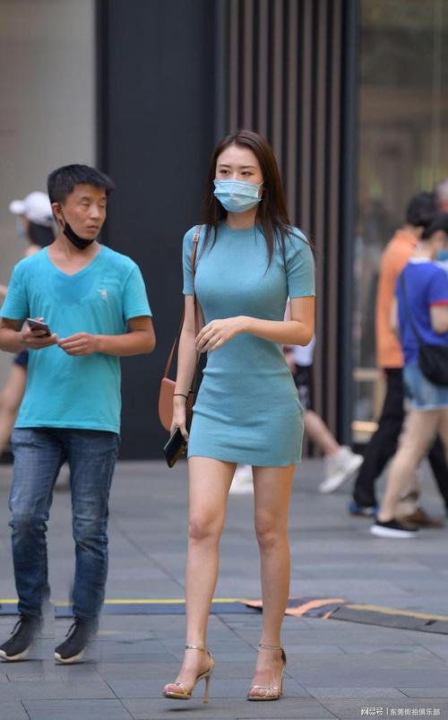 东莞街拍俱乐部穿浅色衣服在选择配饰时,都有哪些搭配技巧。