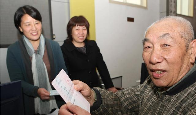 我爸熬到60岁退休，非得应聘保安，看到第一个月养老金我泪目了