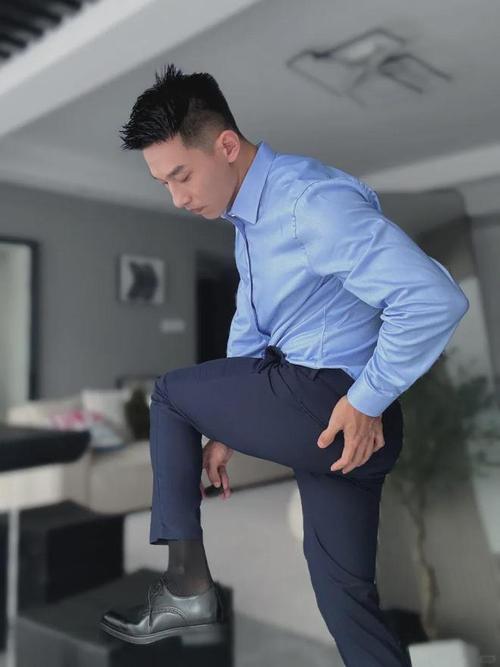 90后职场男神野外露肉,无人秘境上演湿身诱惑!
