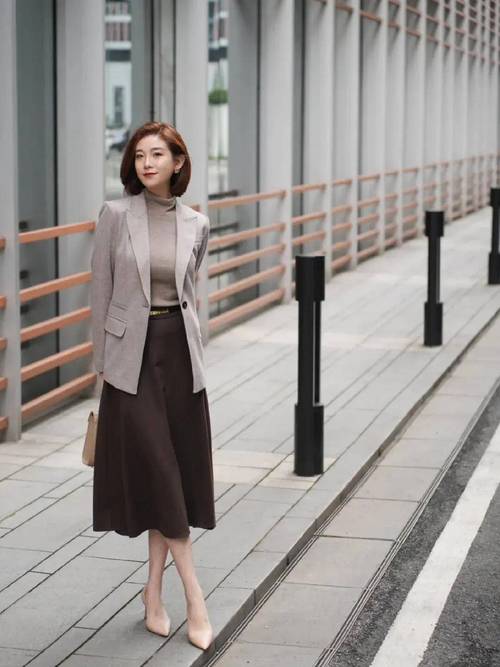 职场的女生穿什么的衣服好。衬衫搭配工作裙更显干练