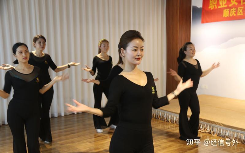 区妇联开展形体仪态美学培训助力职场女性提升形象气质