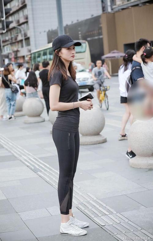 东莞街拍俱乐部宽松款的款式没那么拘束,职场风或者休闲风