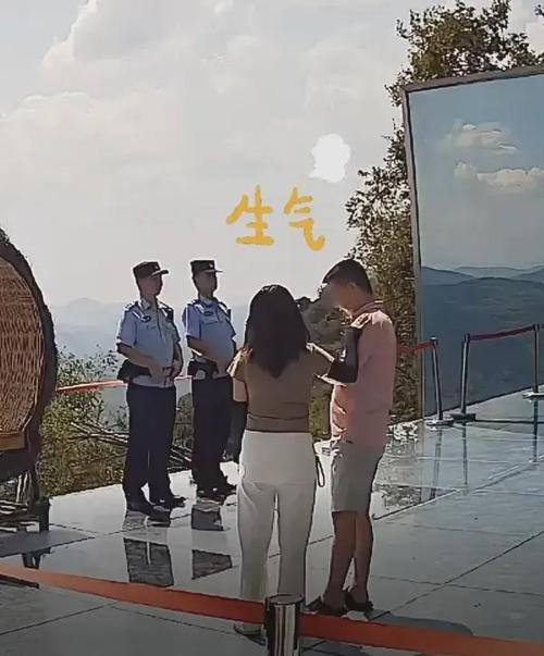 男友拍照太“抽象”。民警现场教学网友笑不活了