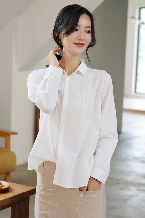 白衣服不仅轻柔,而且可以展示精神,分享穿着技巧