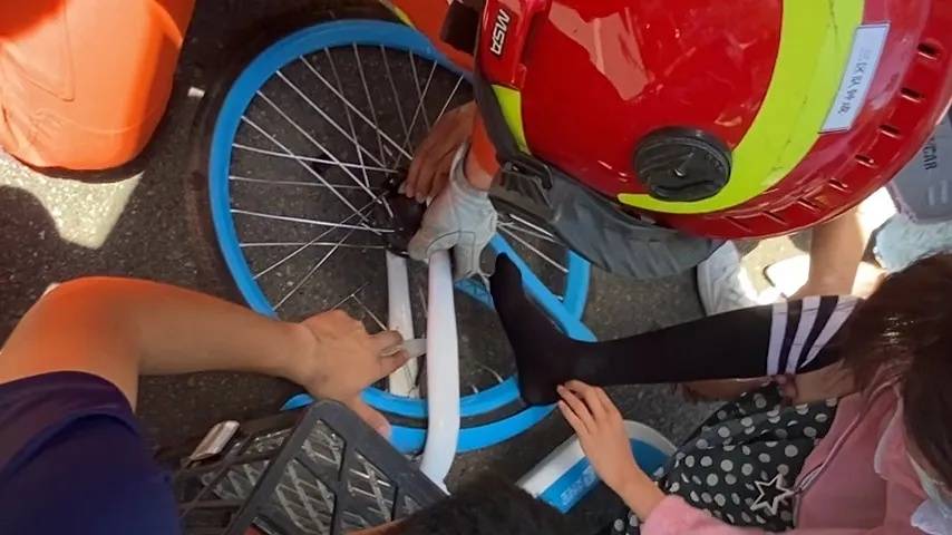 自行车卡住小女孩浏阳消防紧急救援