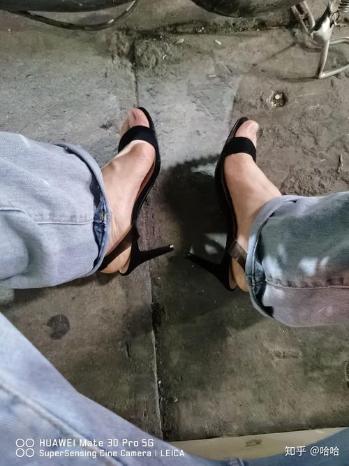 妹子穿高跟鞋紧身衣展示“驯服”男友技巧，这姿势太猛哪个男人能不听话哈哈