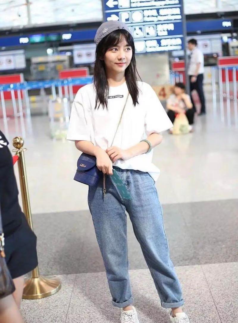 谭松韵越来越“少女”了,穿搭朴素简单,走机场照样抢镜