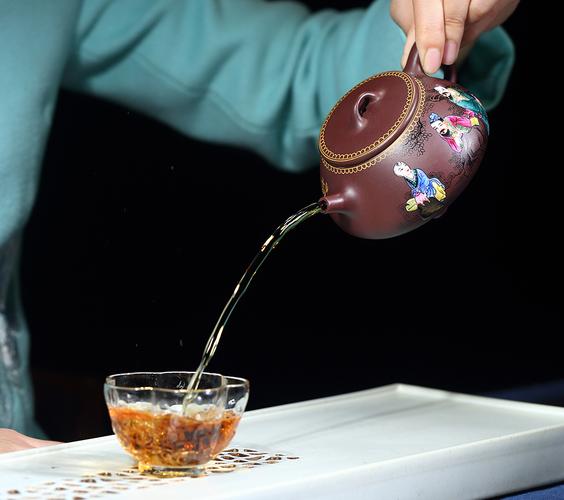 倒茶时,把茶汤一倒而尽还是在茶壶中留一点,有什么讲究呢。