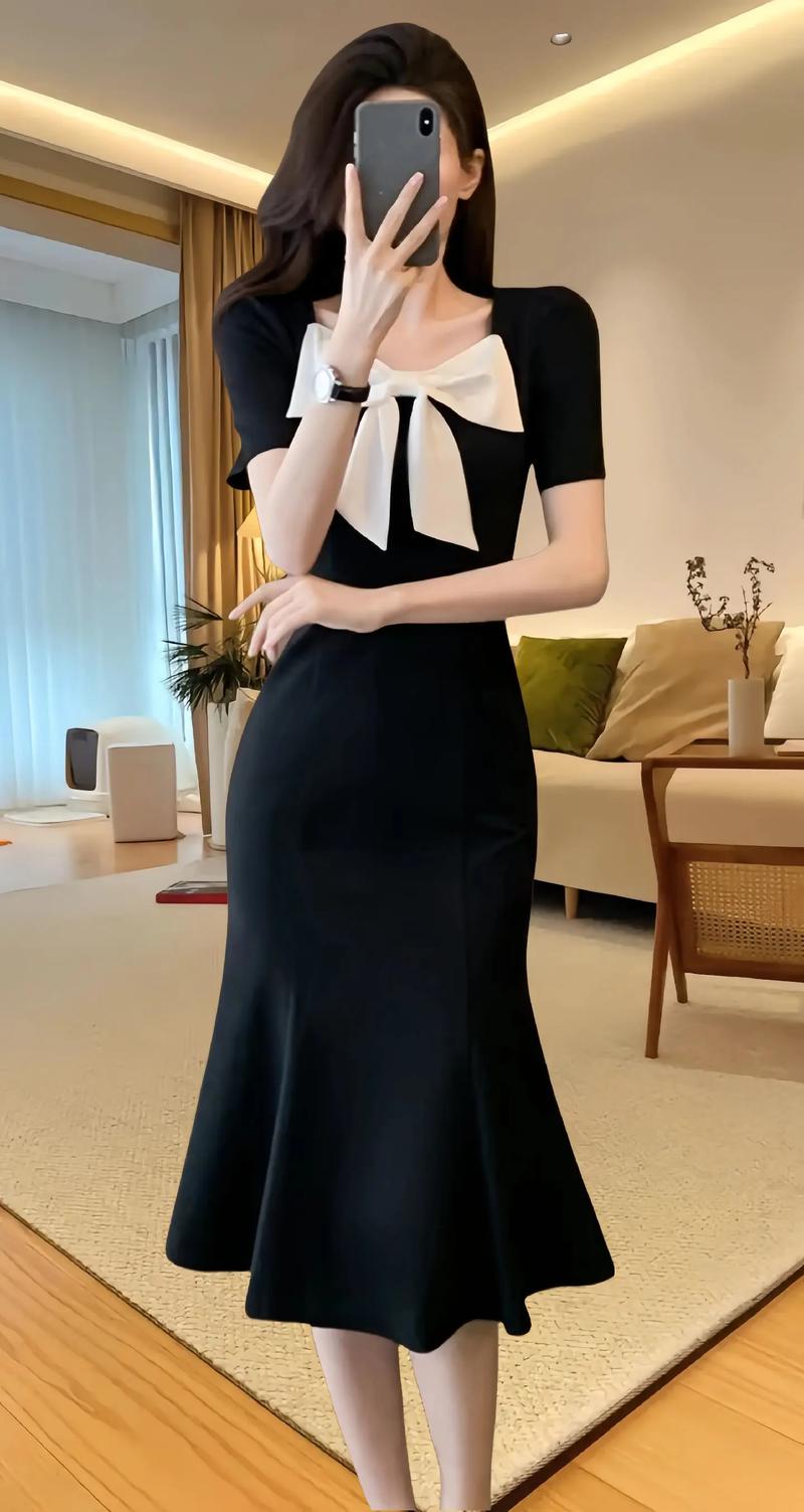 时尚女人穿搭职场通勤穿搭,百搭法式小黑裙,搭配黑色尖头细跟高跟鞋,女人味十足