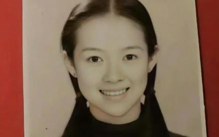 看了中戏1996级艺考证件照后,不禁想问,秦海璐是怎么考进去的。