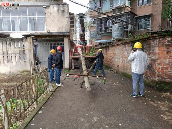 倾斜电线杆修复:守护城市安全的光影守护者