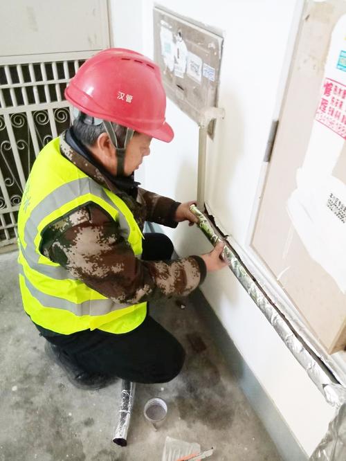 严寒中的守护者_学校冰冻水管维修纪实