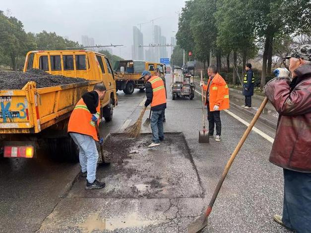 公路设备维修工人:守护道路安全,守护城市脉络