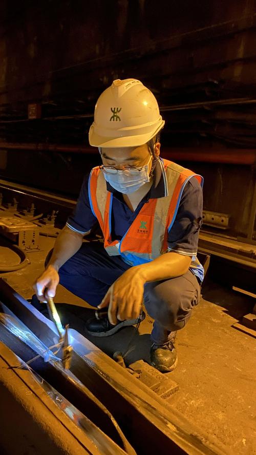 地铁维修员：守护城市动脉的守护者
