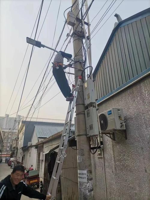城市之光,守护者前行_介绍路灯维修背后的默默付出