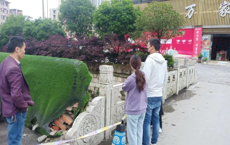 小区维修围墙，筑牢社区安全防线