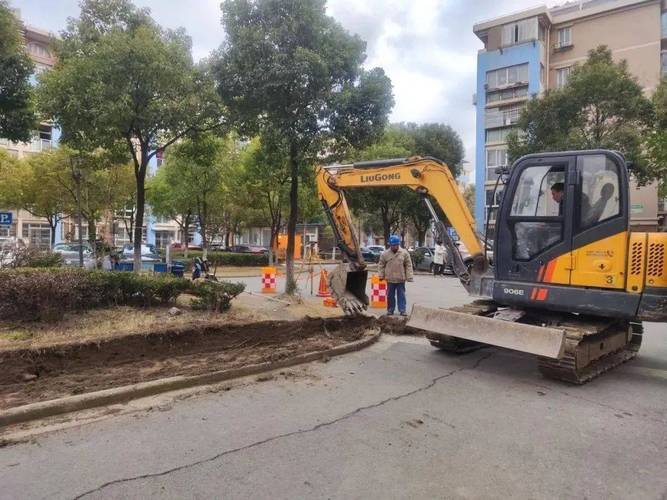 小区道路维修,共建和谐家园