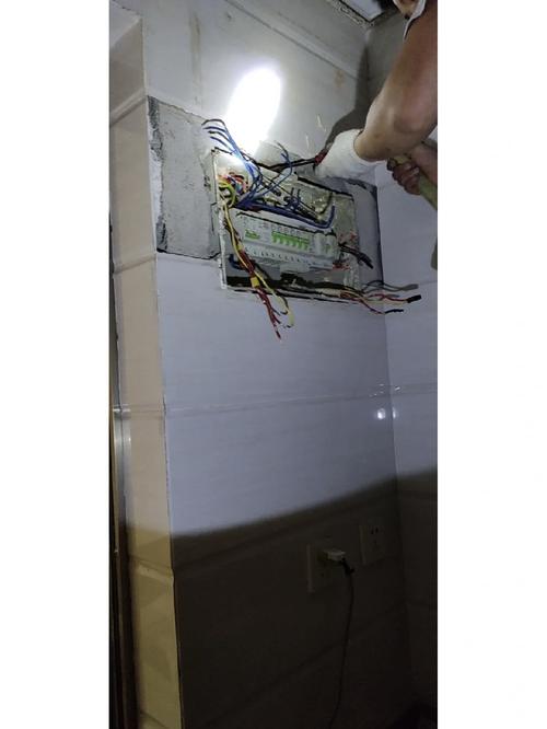 岁月无声,安全先行_我校线路老化维修工作纪实