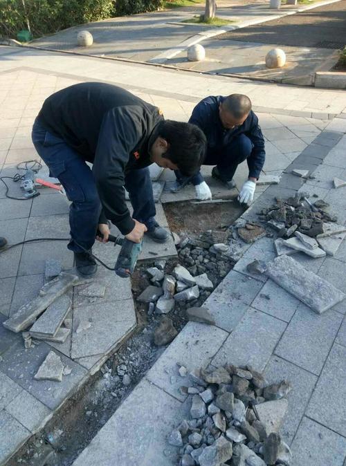 广场石材松动维修，筑牢安全基石