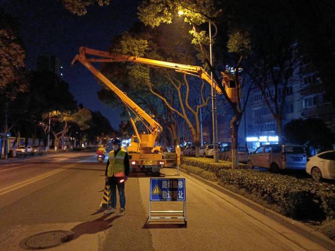 广场路灯维修:守护城市夜晚的“守护者”