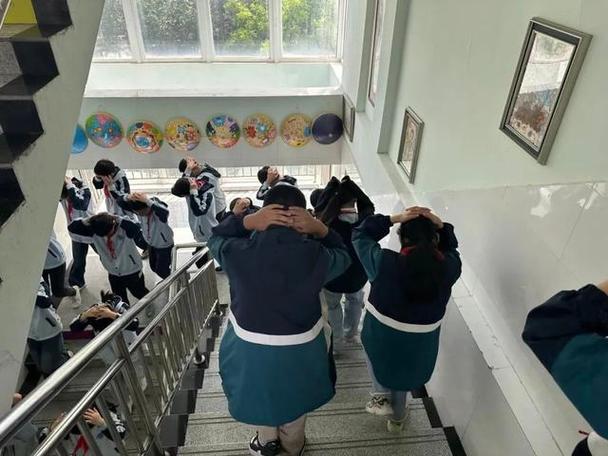 教学楼顶维修，筑牢校园安全防线