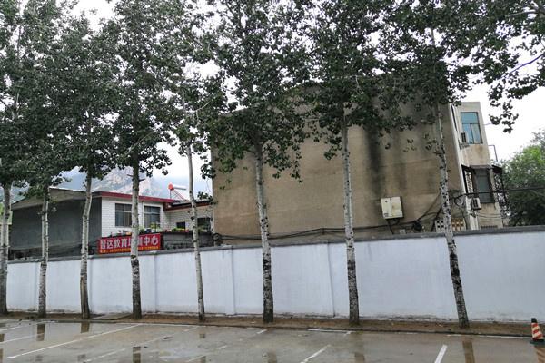 校园围墙维修完工，筑牢安全防线，焕新校园风貌