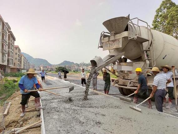 水泥助力道路维修，保障城市交通畅通