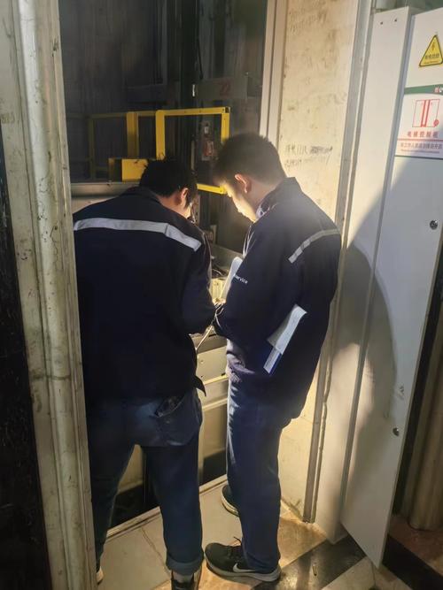业主朋友们,让我们一起关注电梯维修问题