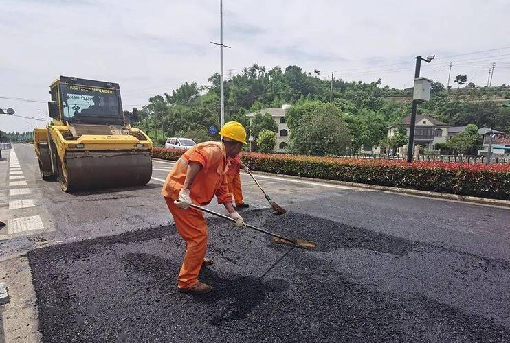 公园道路破损修复,提升市民休闲品质