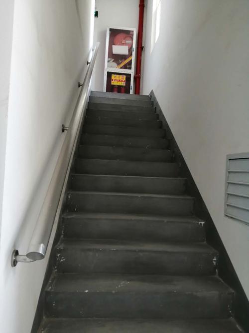 共建和谐家园:小区楼梯维修背后的责任与担当
