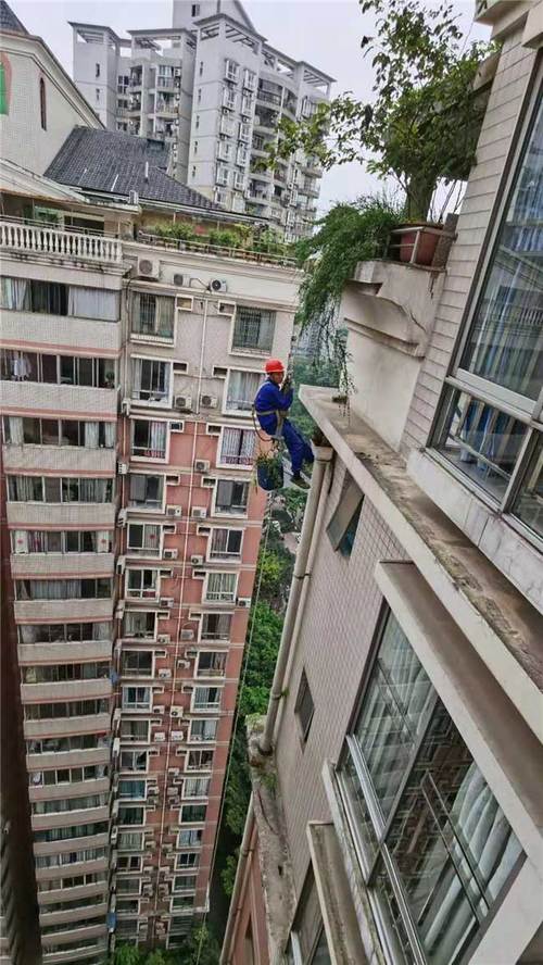 关注落水管维修,保障建筑安全与居民生活品质