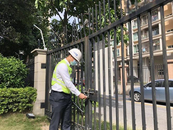 加强物业维修围墙，筑牢社区安全防线