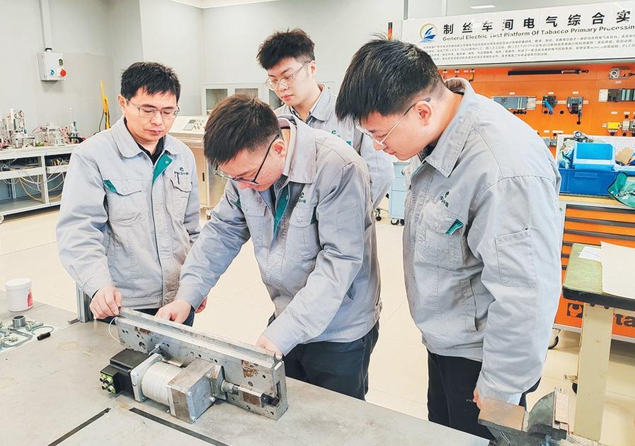 匠心筑梦,守护家园_工人维修房屋背后的故事