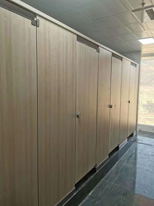 卫生间隔断维修:筑牢公共卫生防线,提升环境品质