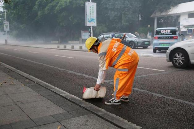 垃圾站维修工的辛勤付出与城市美容者的坚守